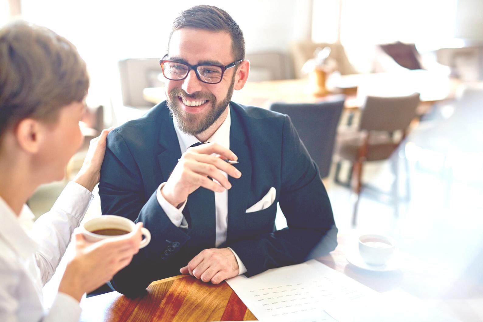 Profesional analizando datos financieros en múltiples pantallas